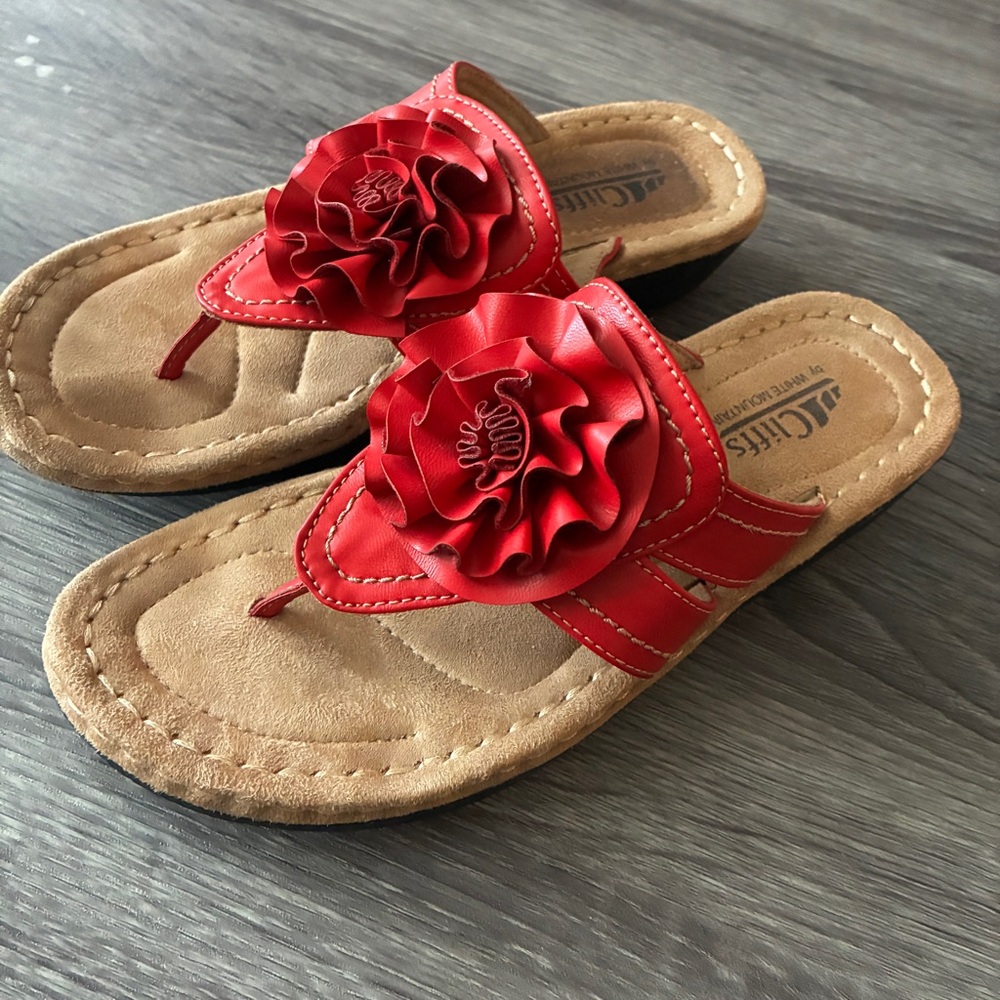 Cliffs by White Mountain Cynthia red faux leather flower wedge thong sandals